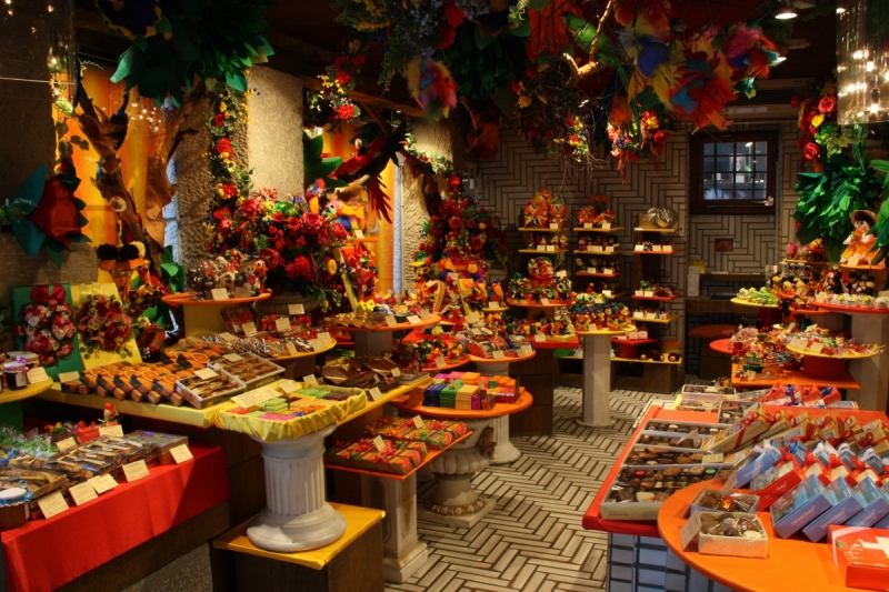 vitrine-ROQUESTERON-min_candy_store_chocolate_shop_chocolate_switzerland-393515