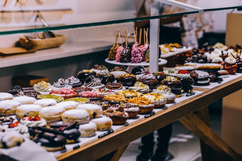 vitrine-ROQUESTERON-min_shop_dessert_pastry_bakery_counter-184398